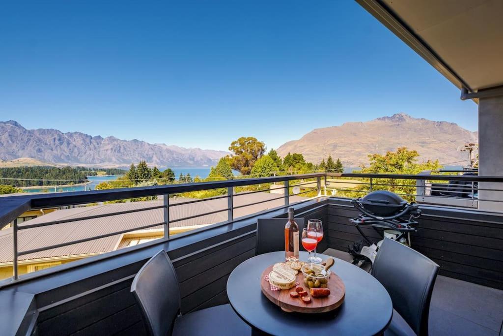 Toru - Eclectic Apartment With Delightful Lake Views Квинстаун Экстерьер фото